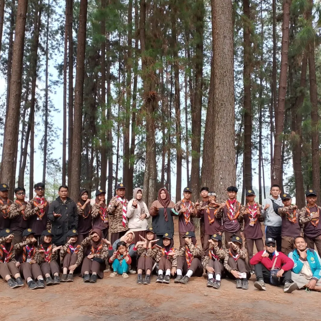 Kegiatan Pramuka di kawasan hutan pinus