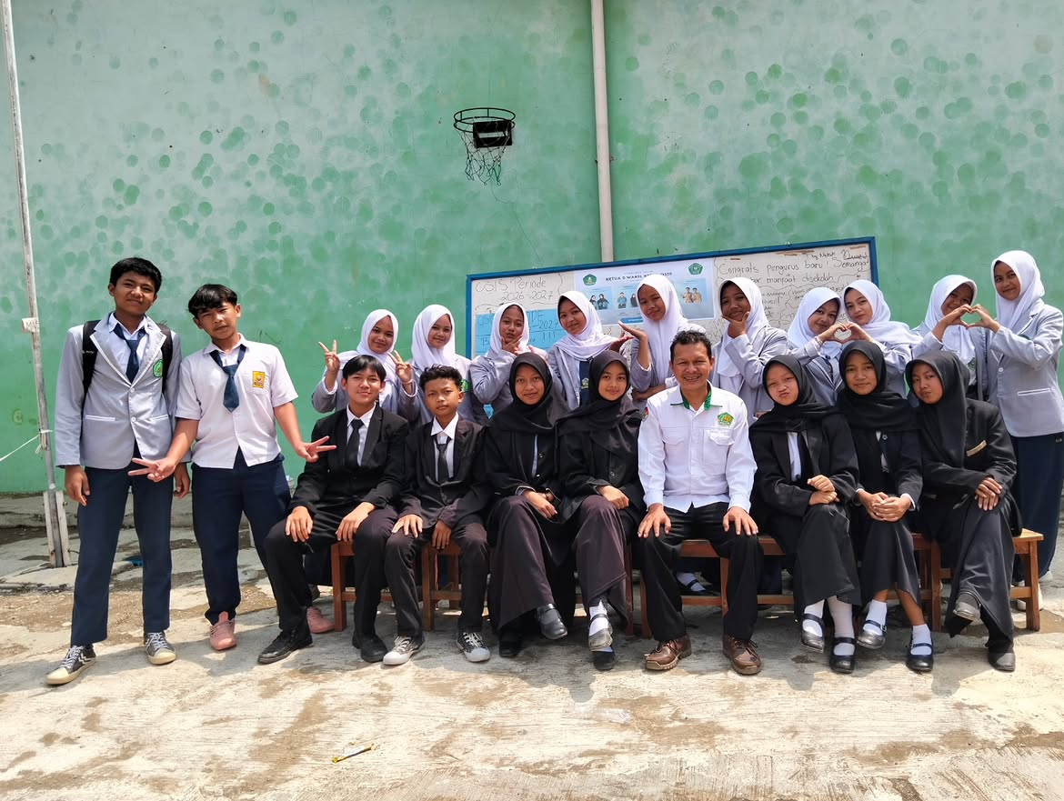 Foto bersama pengurus OSIS periode 2026-2027