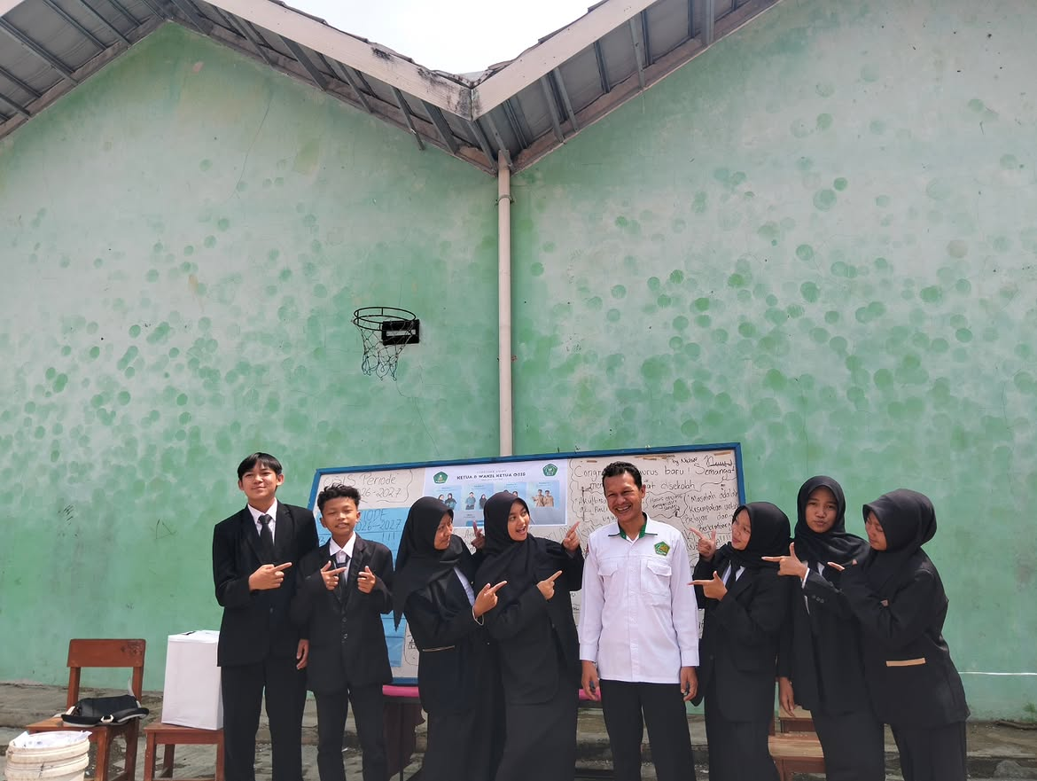 Ketua dan Wakil Ketua OSIS bersama pembina